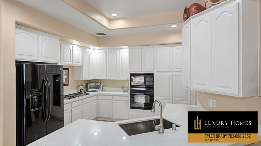 kitchen at Regency at The Lakes home for sale, 9904 Aspen Knoll Ct, Las Vegas