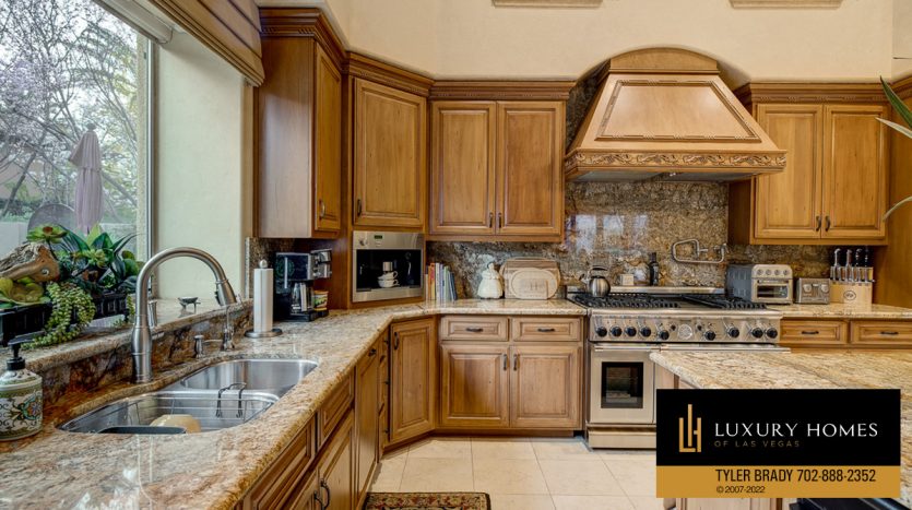 kitchen at Bellacere Home for sale, 10201 Summit Canyon, Las Vegas