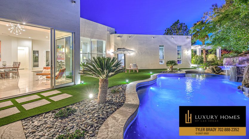 Pool at Las Vegas luxury home for sale, 8104 Via Del Cerro Court