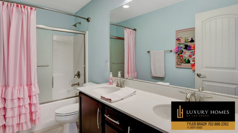 Bathroom at Paseos at Summerlin home for sale, 640 Hayborn Meadows St, Las Vegas, NV 89138